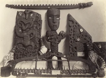 Artefakty w Muzeum Auckland, ok. 1890 r. (odbitka albuminowa)